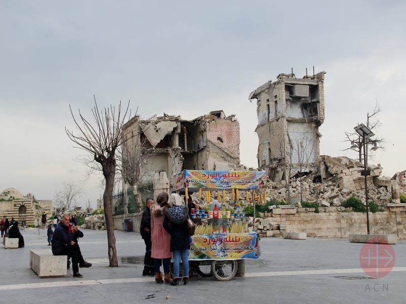 Siria carrito de comida con ruinas a su espalda para web