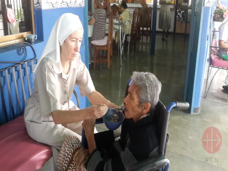 Venezuela monjita alimenta a una anciana para web