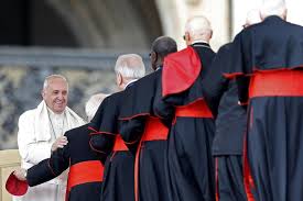 cardenales en fila para saludar al papa