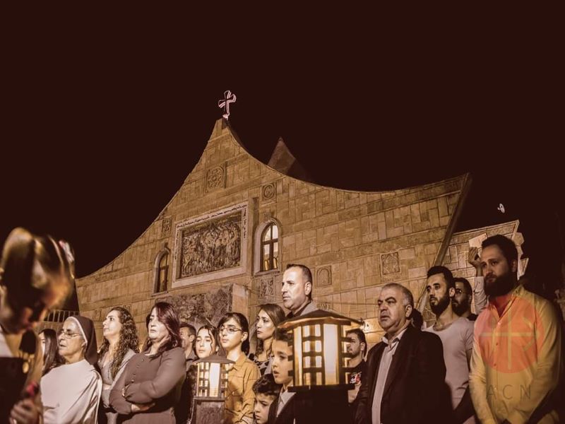 Irak Prayer for Peace in front of Sts Behnam and Sarah Church in Baghdeda de noche para web