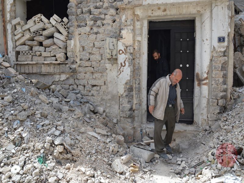 Siria hombres abandonan casa en reuinas para web