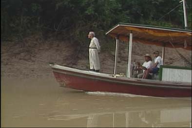 Brasil padre Paolino Baldassarri en un bote
