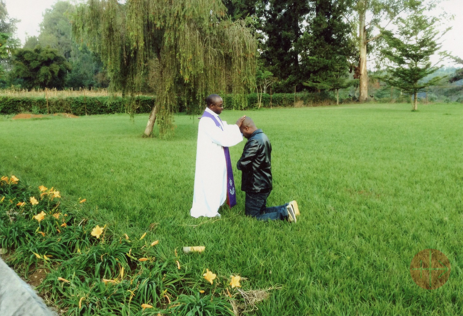 Congo sacerdote confesando