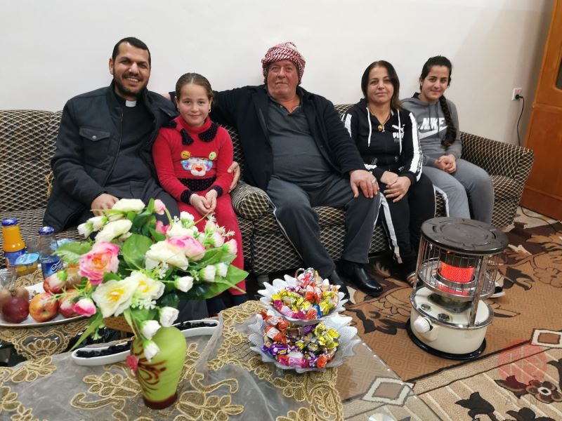 Irak familia de retornados Hans Hanna con padre para web