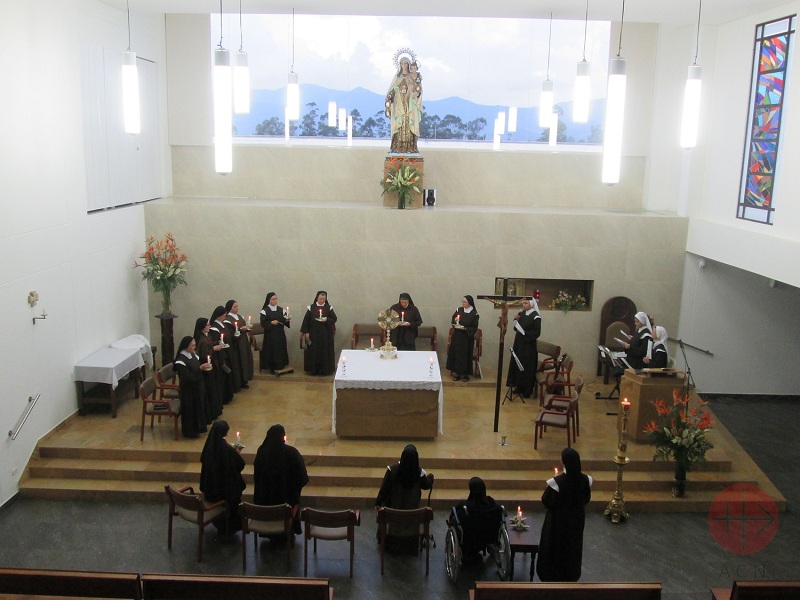 Carmelitas Descalzas en Colombia en oración