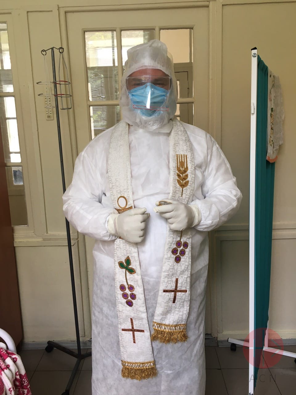 Ucrania sacerdote visita pacientes covid Hospital in Lviv