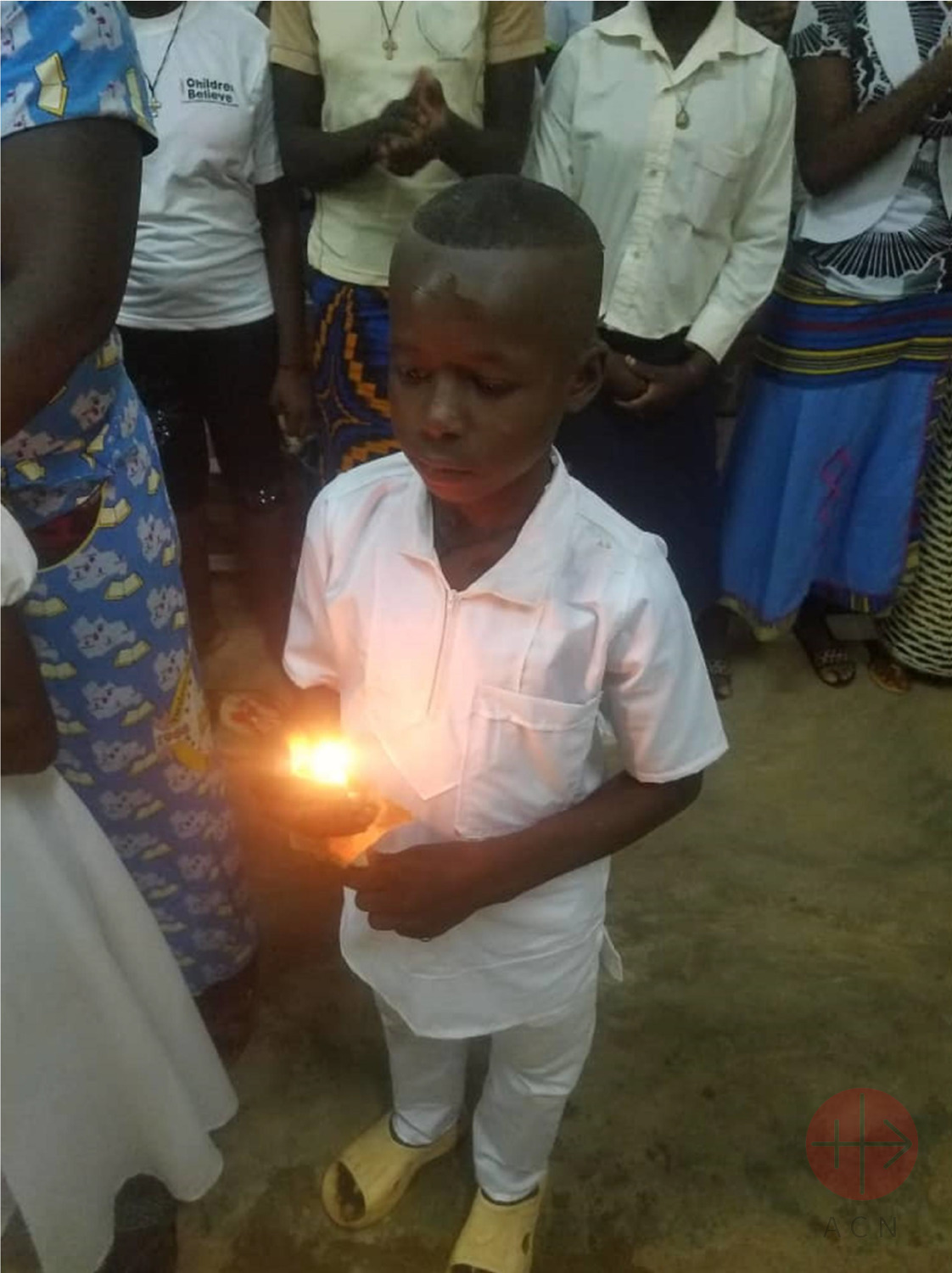 Burkina Faso niño en su primera comunion