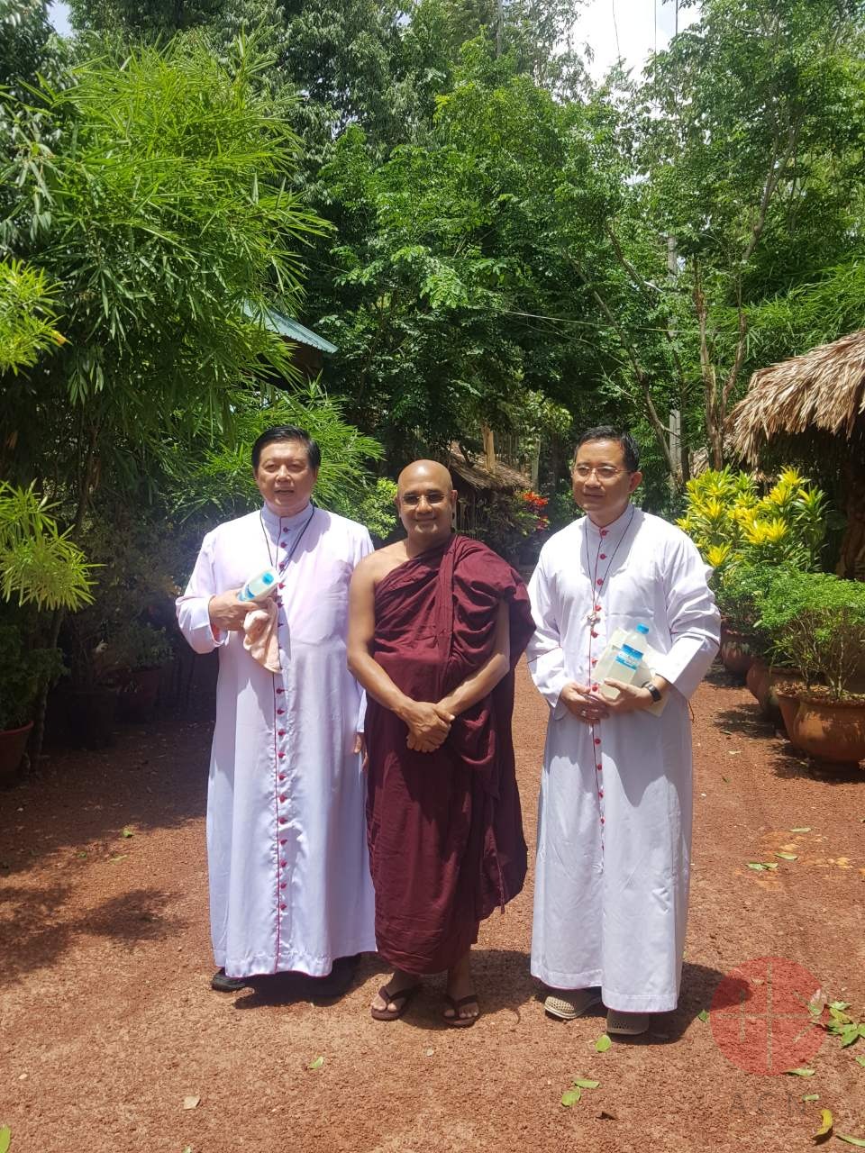 Myanmar dialogo interreligioso Mgr John Hsane Hgy y Mgr John Saw Yaw Han obispo auxiliar de Yangon