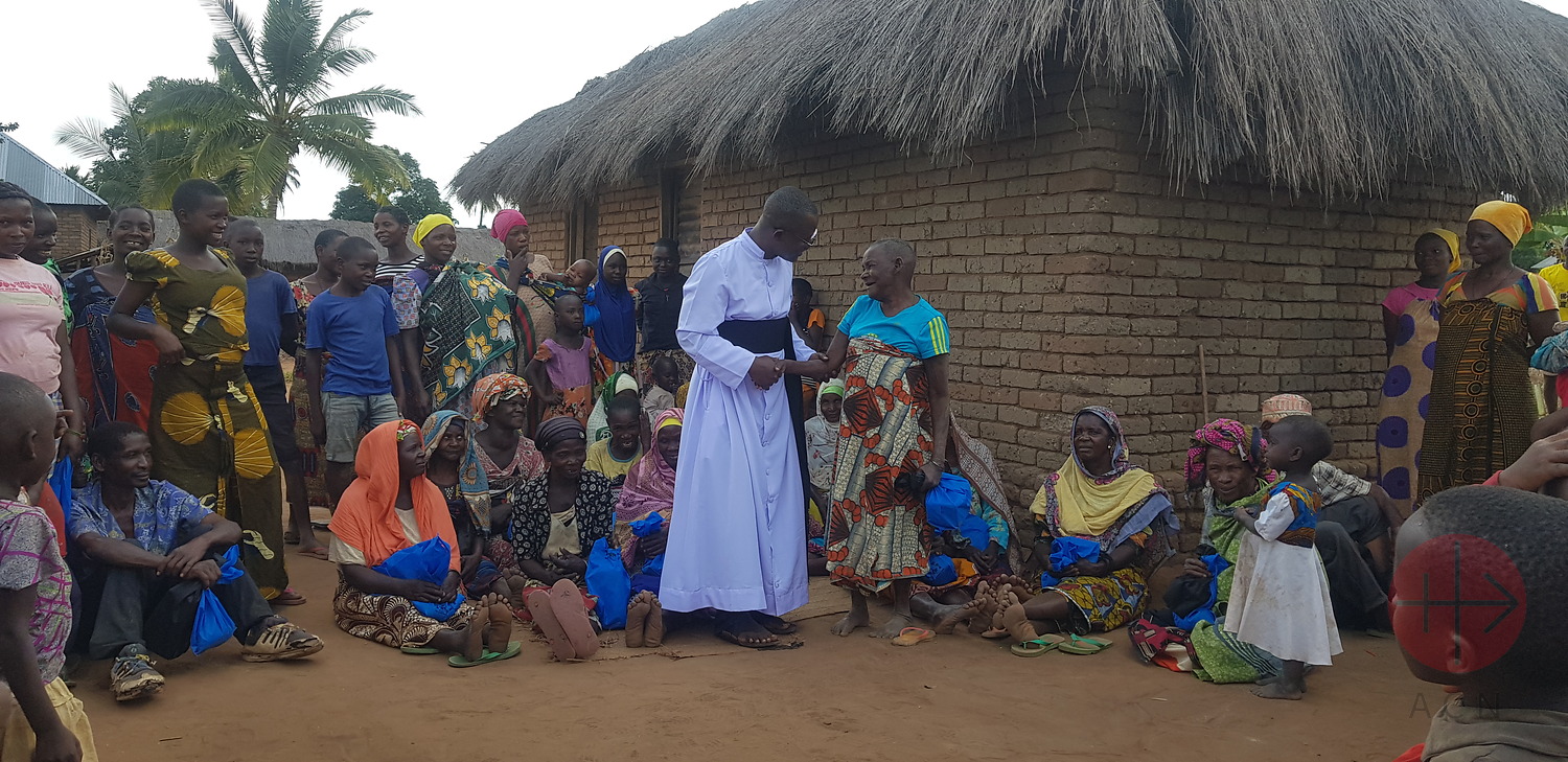 Tanzania diocesis de Tunduru Masasi sacerdote con gente