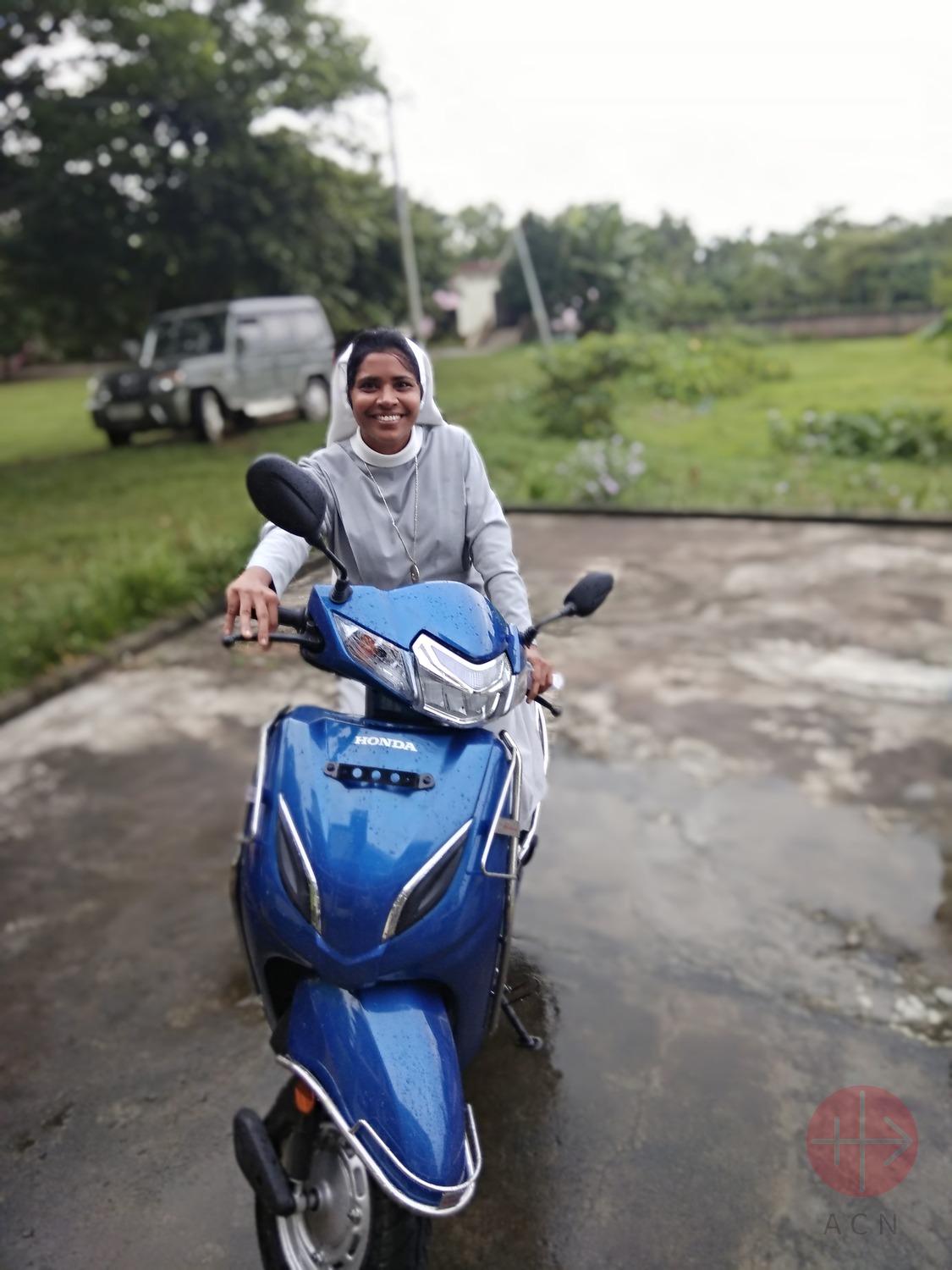India religiosa con su moto