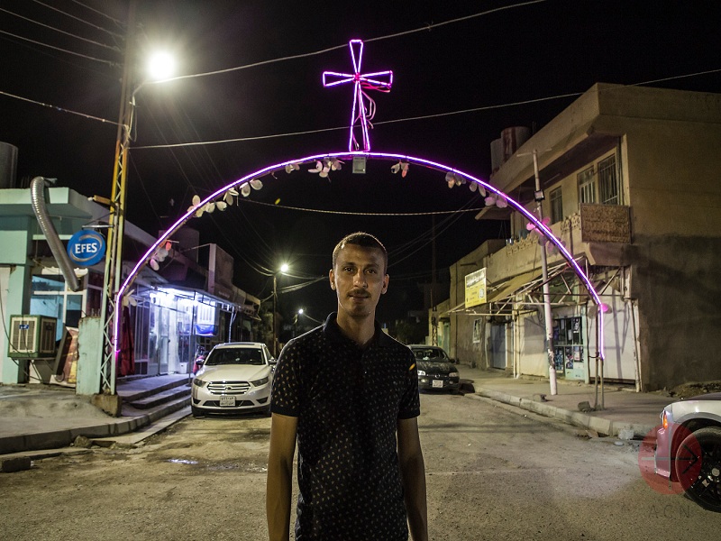 Irak joven con arco con cruz de luces a su espalda web