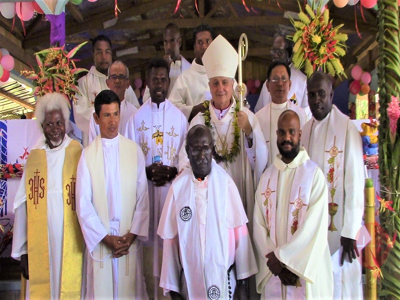 Islas Solomon Fr. Benedict Qelo with Bishop Luciano Capelli and priests of the diocese web