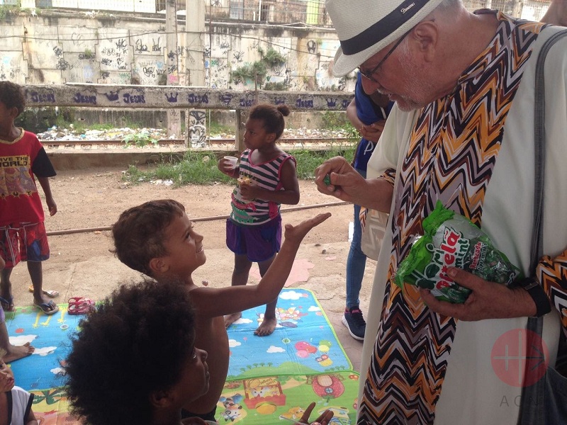 Brasil sacerdote con niños de la calle web