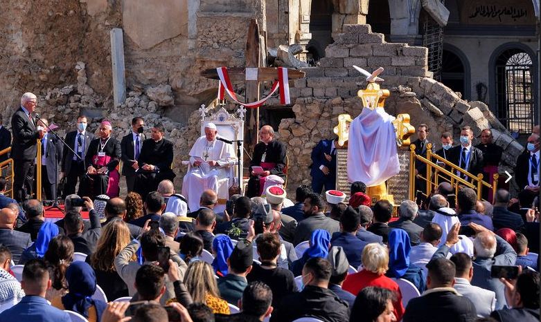 Irak viaje papal Papa en plaza de las 4 iglesias con cruz de mar adday