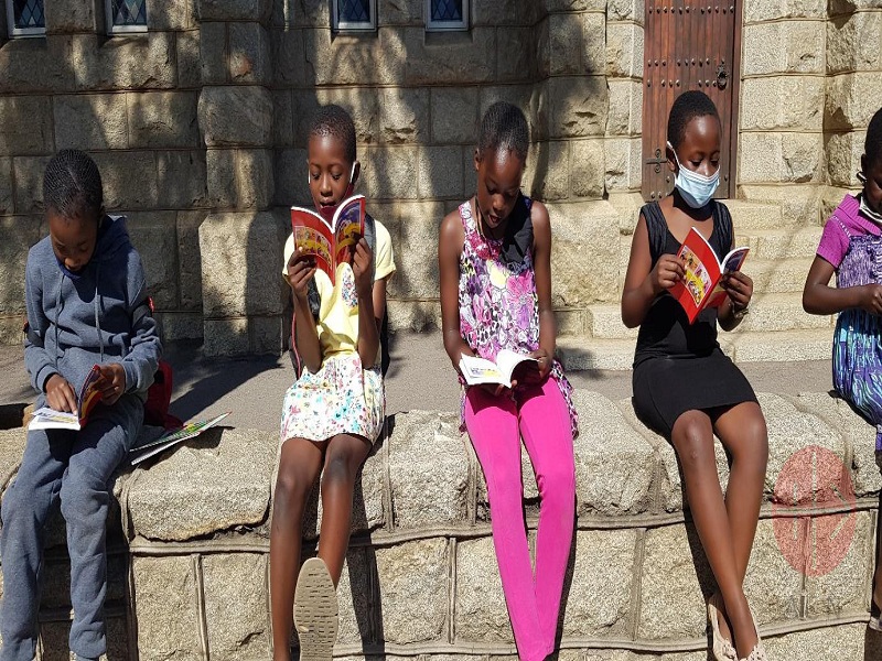 Zimbabwe grupo de niños con la biblia del niño web