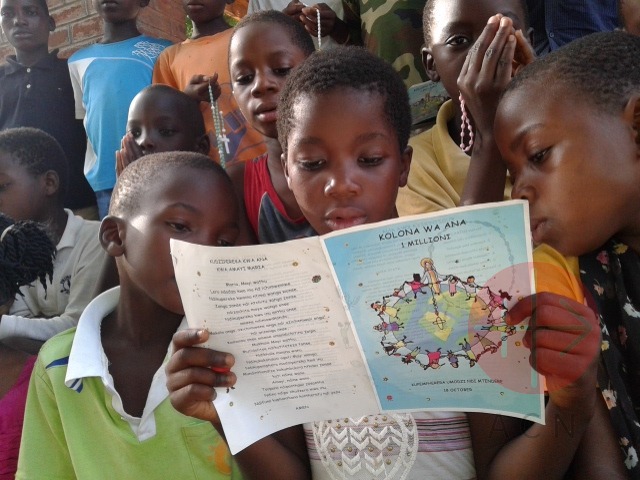 Malawi niñños con el folleto de Un Millón de Niños