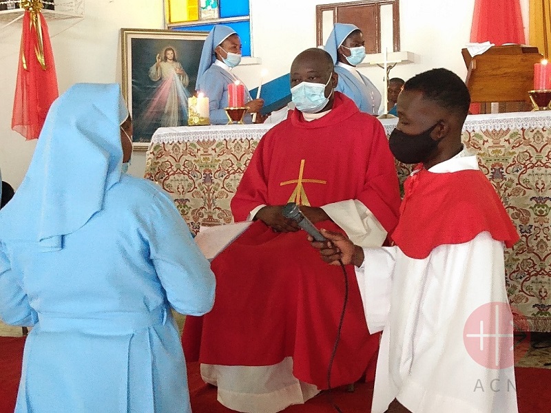 Haití religiosa con sacerdote