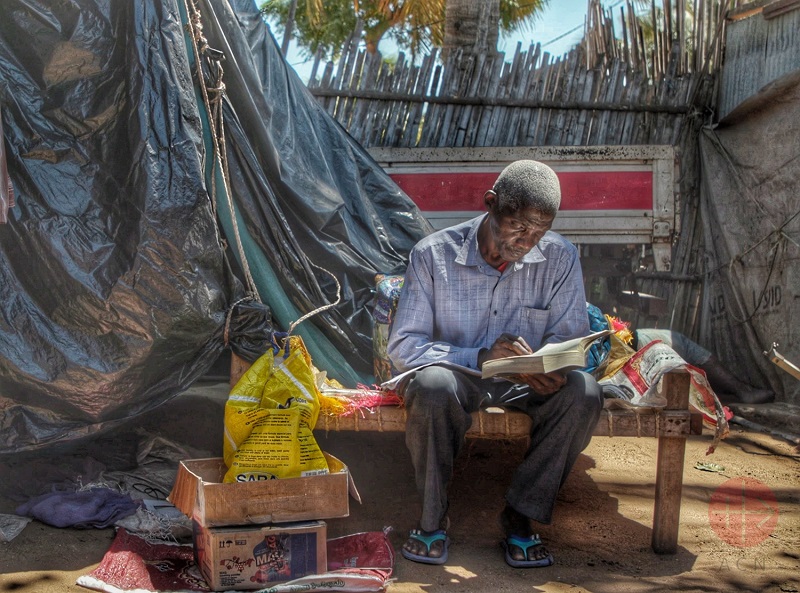 Mozambique Francisco Faustino lee fuer de su carpa web