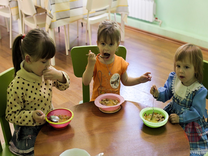 Rusia niños comiendo