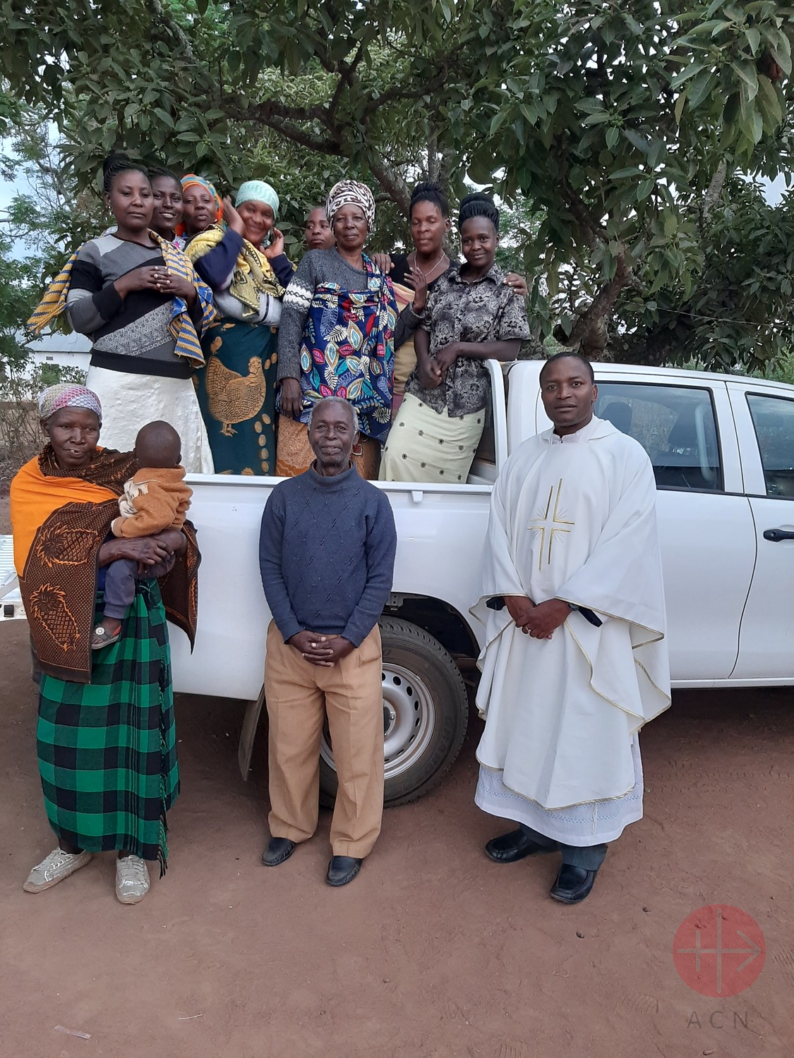 Tanzania sacerdote y fieles arribna del auto vertical