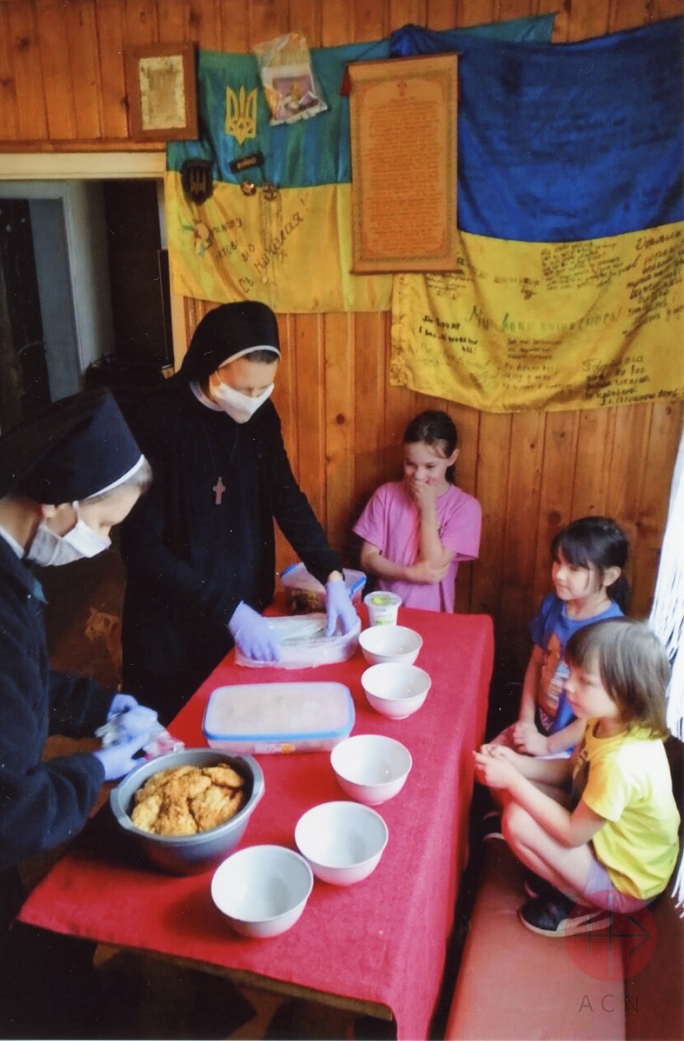 Ucrania religiosas dan comida a niños
