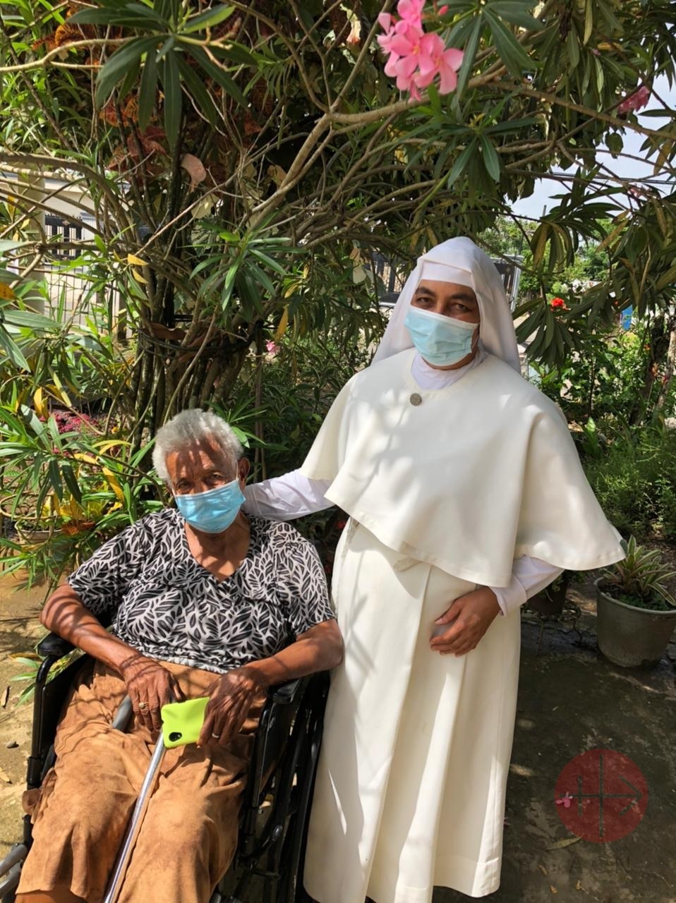 Cuba religiosa con anciana en el jardín