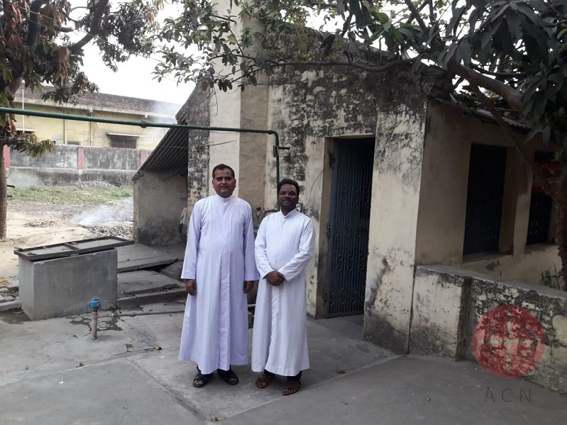 India Bettiah sacerdotes con capilla en pesimo estado web