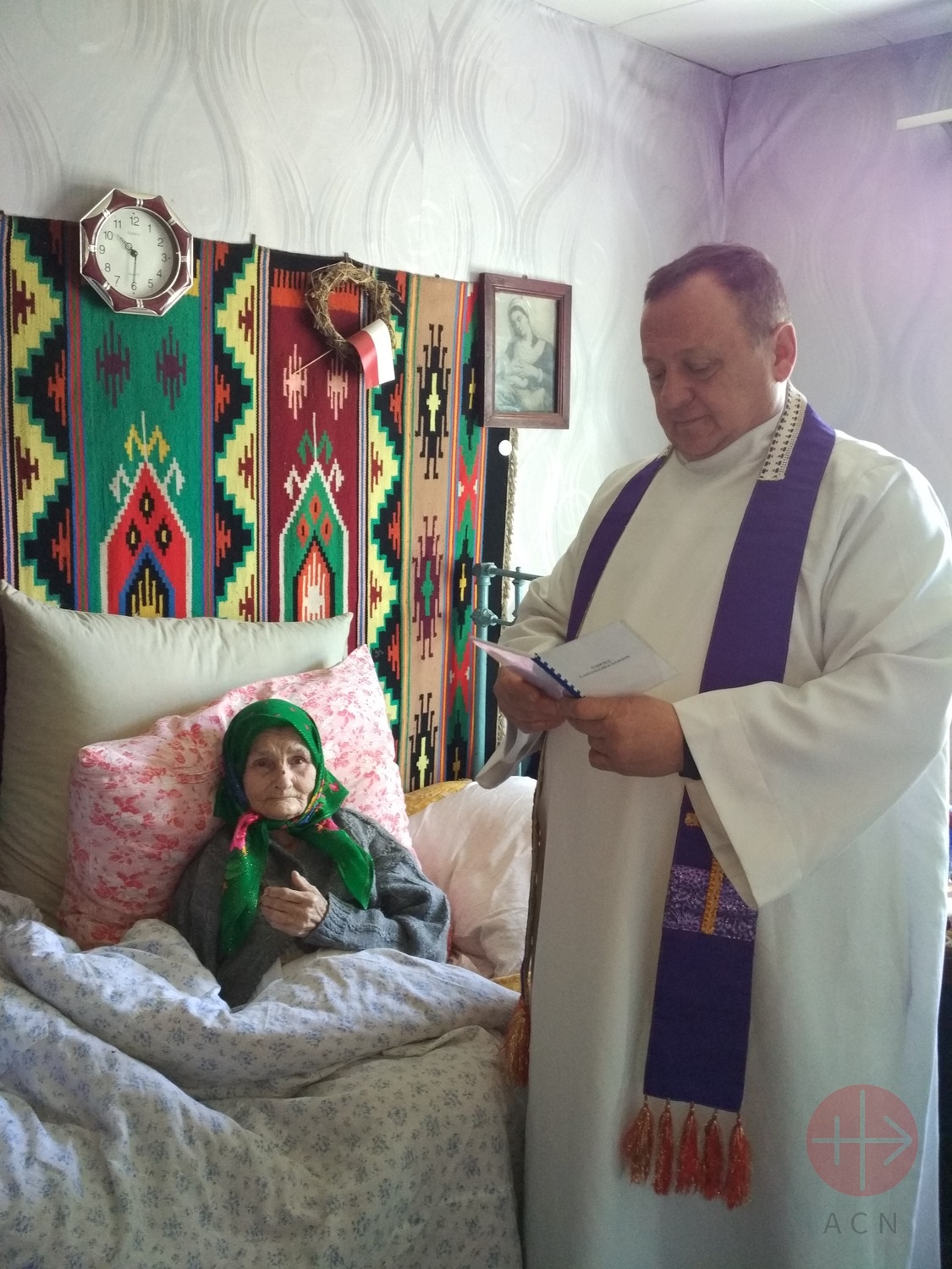 Ucrania Odessa parroco visita anciana
