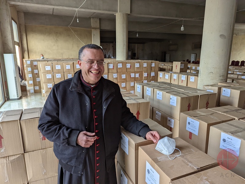 Libano obispo con cajas de alimentos web