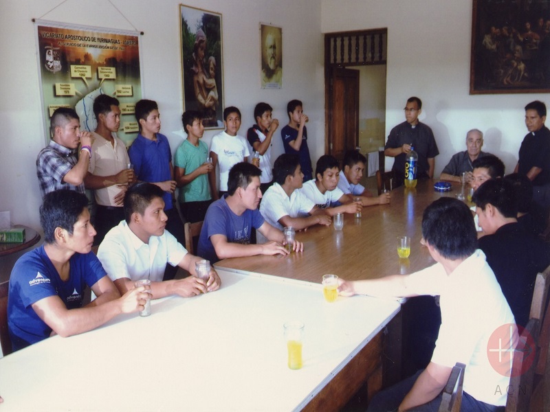 Perú Yurimaguas seminaristas en mesa proyecto feb web