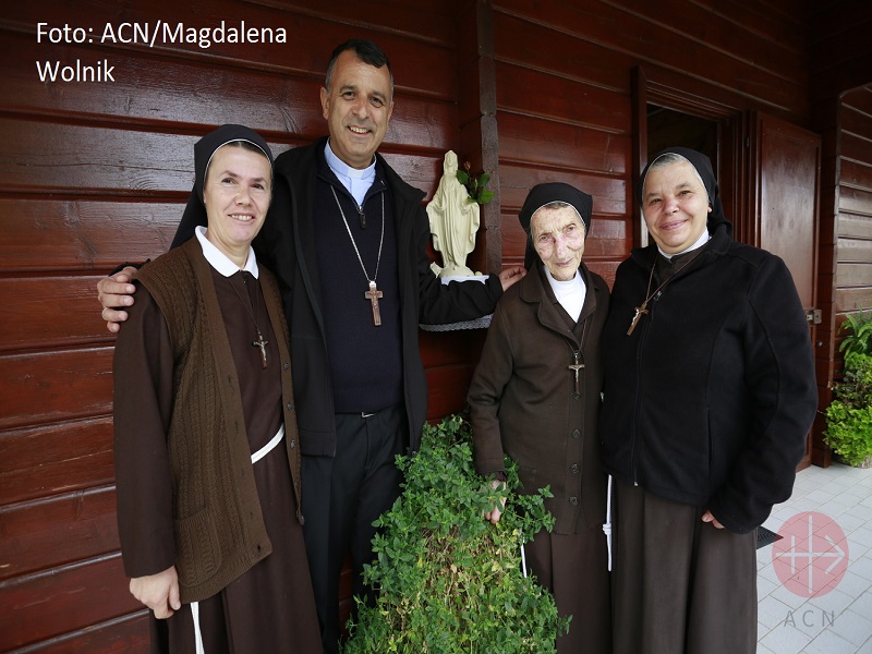 Albania Bishop Simon Kulli with Sister Maria Kaleta and her fellow sisters web y credito