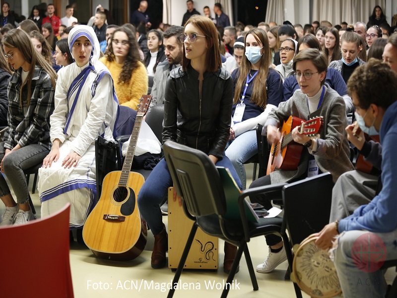 Albania coro juvenil en Misa con credito y web