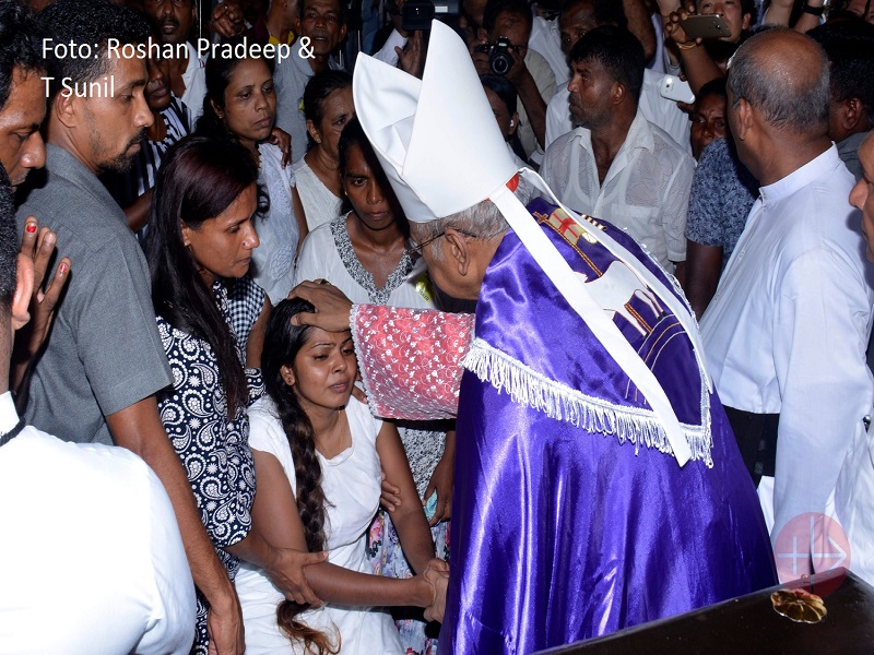 Sri Lanka Malcolm Cardinal Ranjith is consolating the mourning relatives and faithful