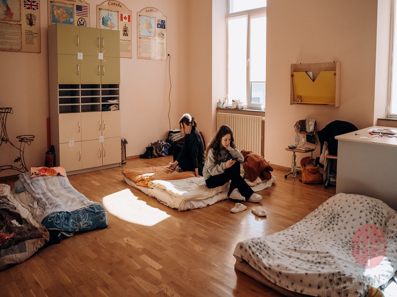 Ucrania Sofía y su madre en el colegio donde se refugian