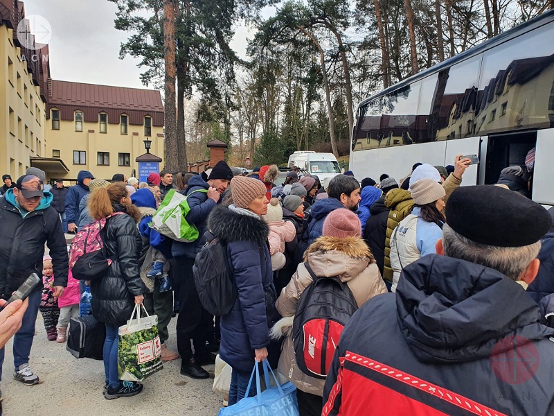 Ucrania personas subiendo al bus