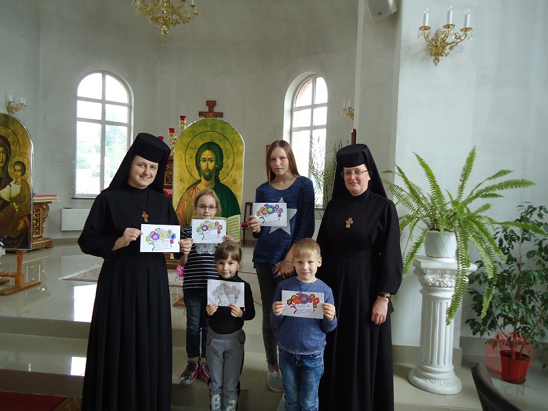 Ucrania proyecto marzo religiosa con niños que muestran dibujos web