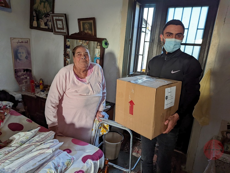 Líbano anciana con muletas recibe caja de alimentos web