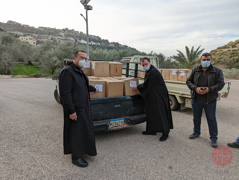 Líbano obispo con camioneta llena dee cajas de alimentos web