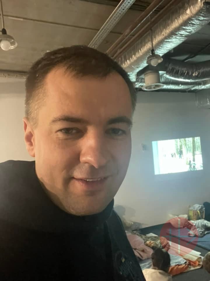 Ucrania Padre Andriy Bodnaruk en el refugio antiaéreo
