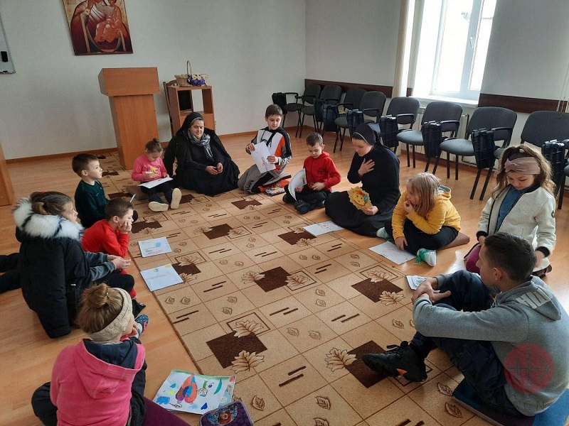 Ucrania niños jugando con religiosas en un refugio web