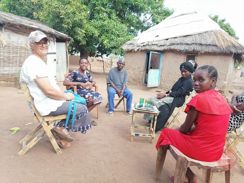 Sudán del Sur Hermana Beta Almendra con una familia