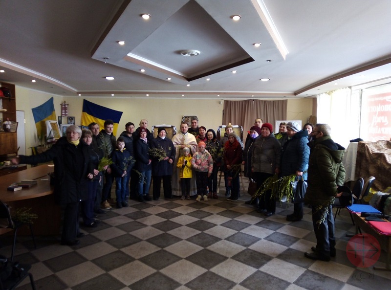 Ucrania Arcipreste Vitaliy Herasymiv con refugiados durante el Domingo de Ramos
