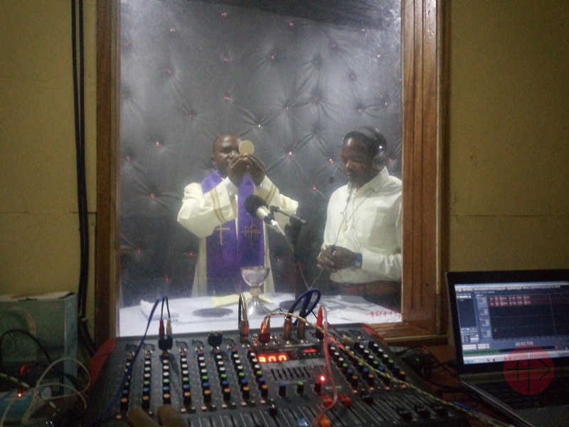 Congo radio sacerdote celebra misa proyecto abril