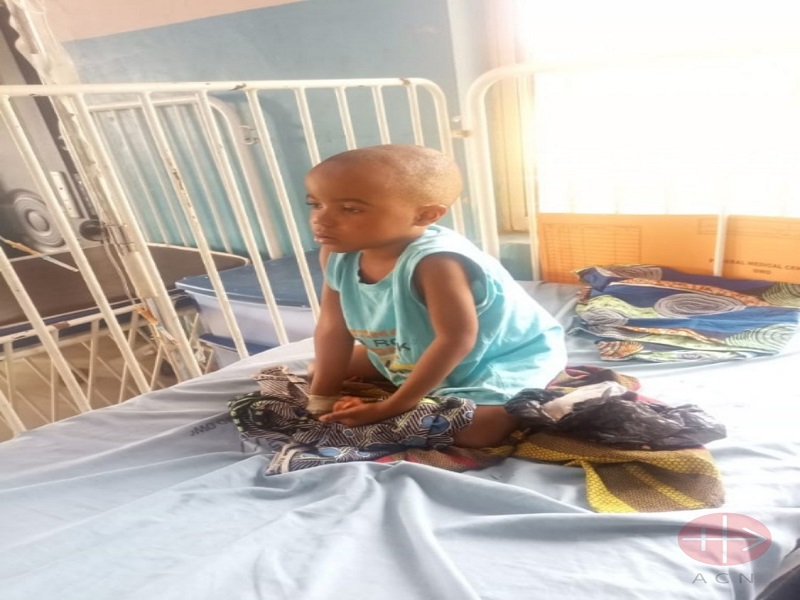 Nigeria, Pentecostés, Un niño herido en un hospital tras el atentado terrorista en la iglesia de Ondo