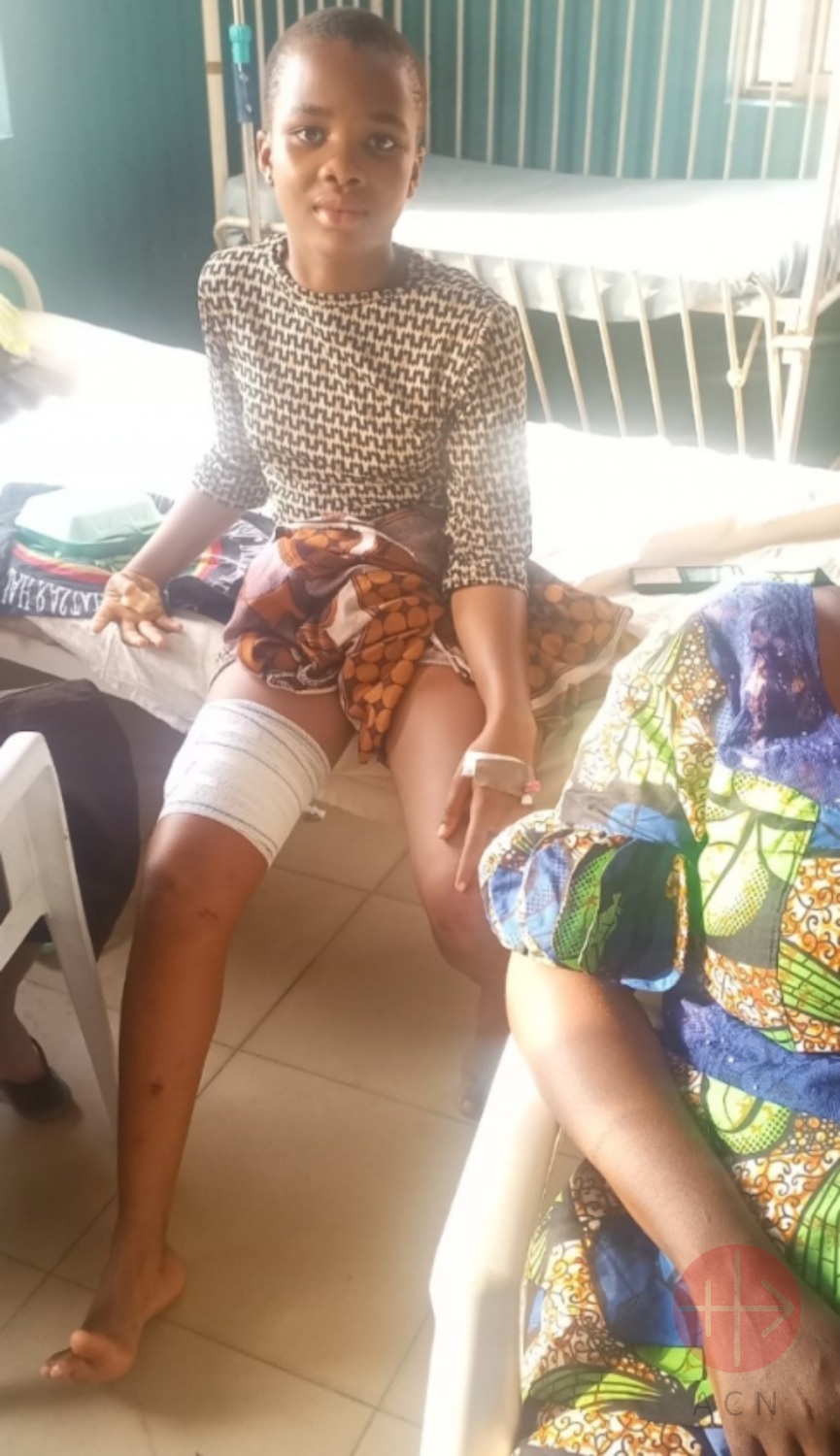 Nigeria, Pentecostés, Una niña herida en un hospital tras el atentado terrorista en la iglesia de Ondo