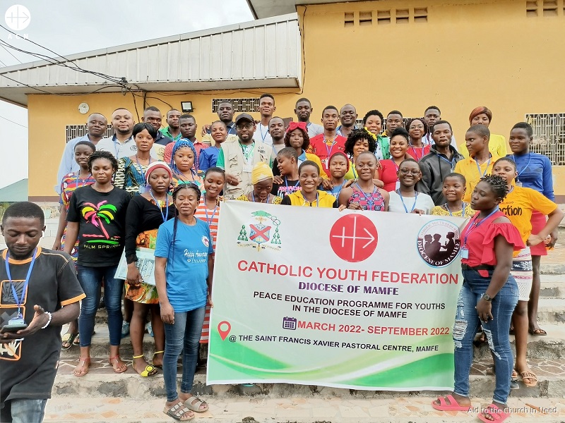 Camerún proyecto julio formacion para la paz grupo reunido con lienzo