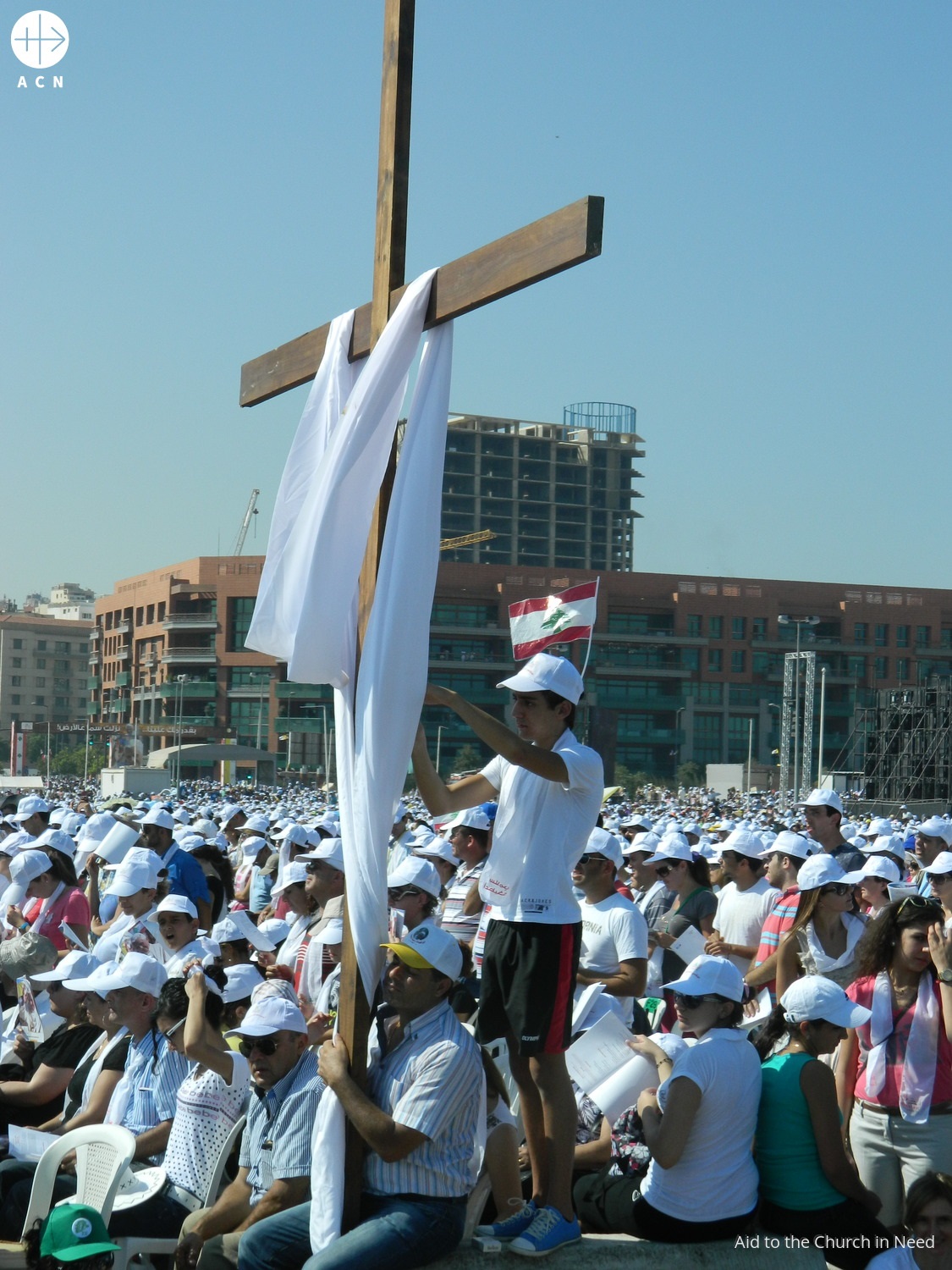Líbano jovenes con bandera y cruz