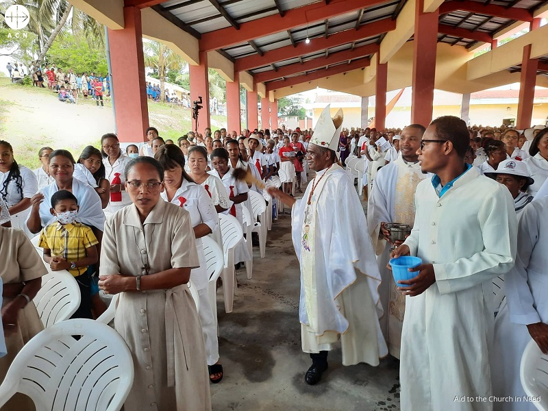 Madagascar obispo en misa al aire libre