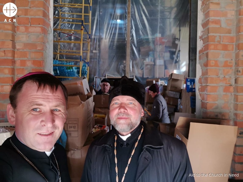 Ucrania Bishop Pavlo Honcharuk and Bishop Vasyliy Tuchapets helping the people during the war