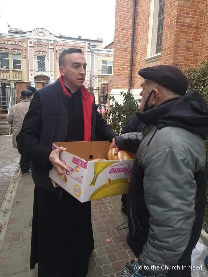 Ucrania Un sacerdote distribuyendo comida a los necesitados.